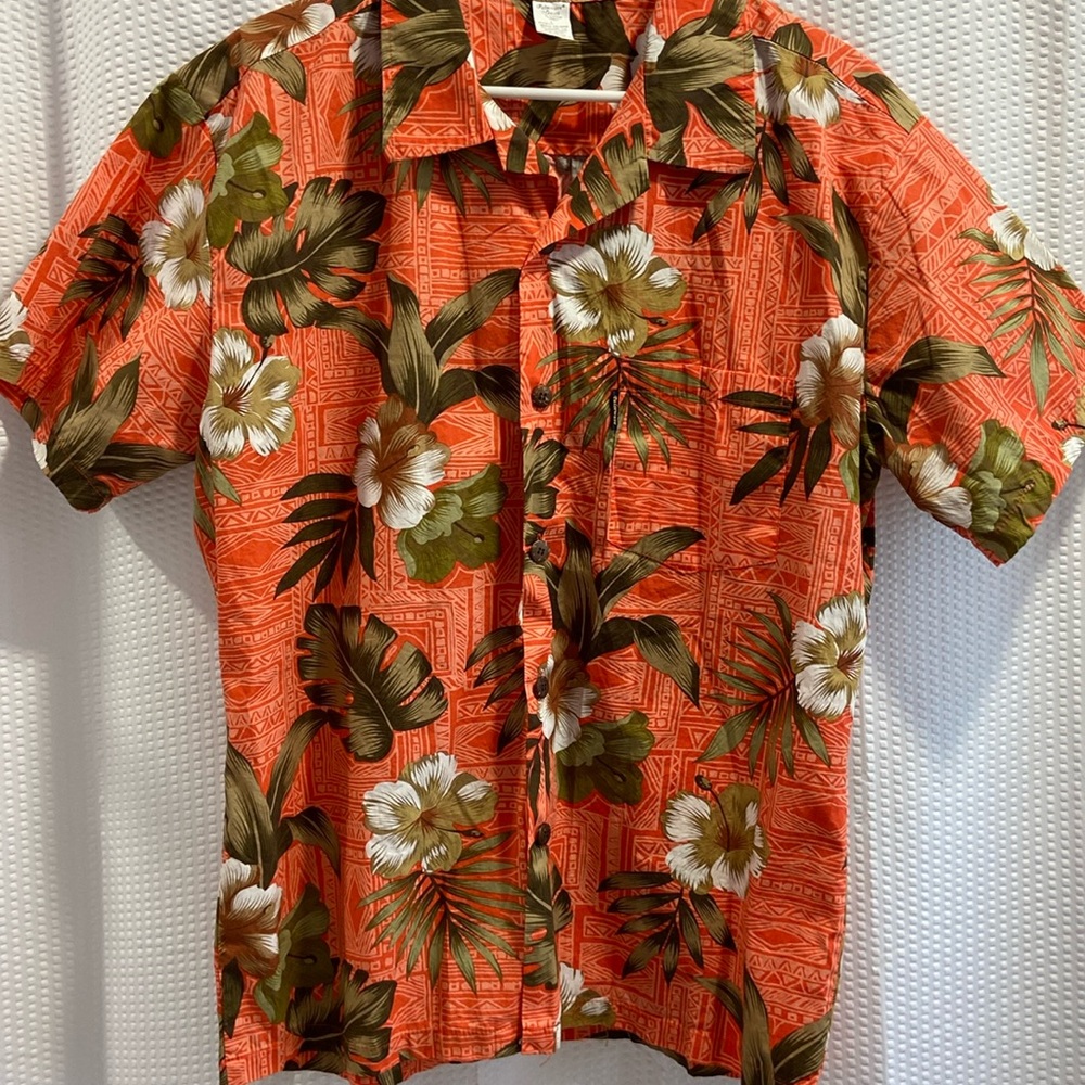 Large men’s short sleeved Hawiian print shirt.